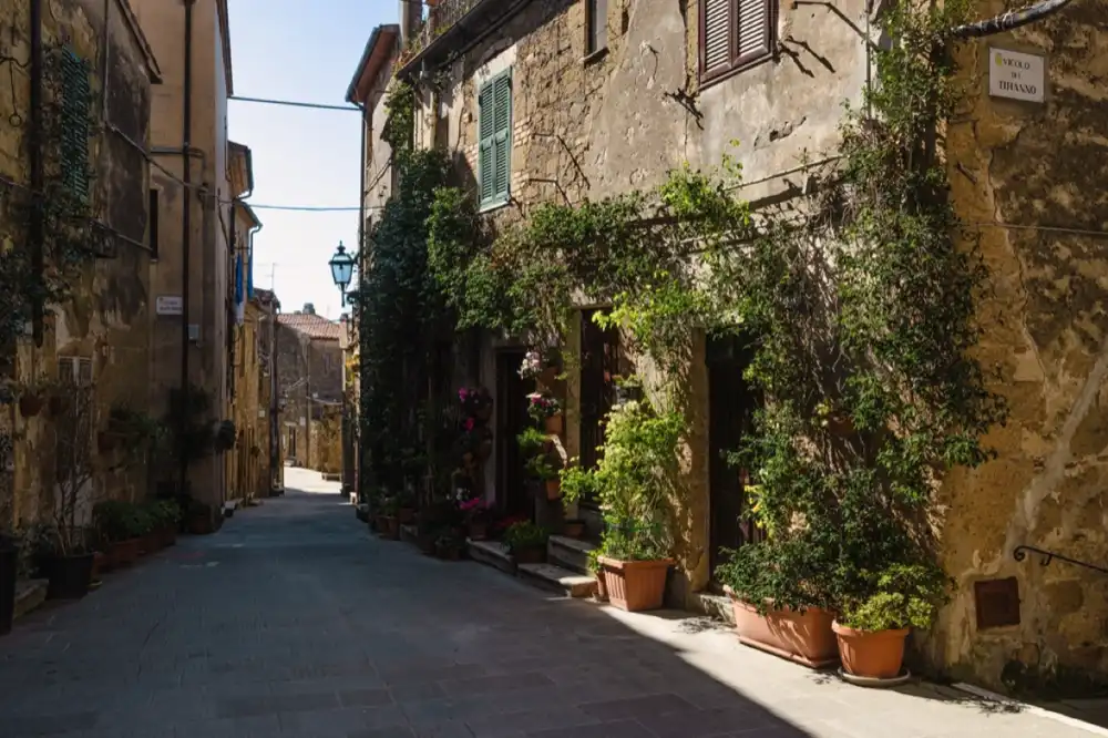 A narrow lane in a small southern Italian comune