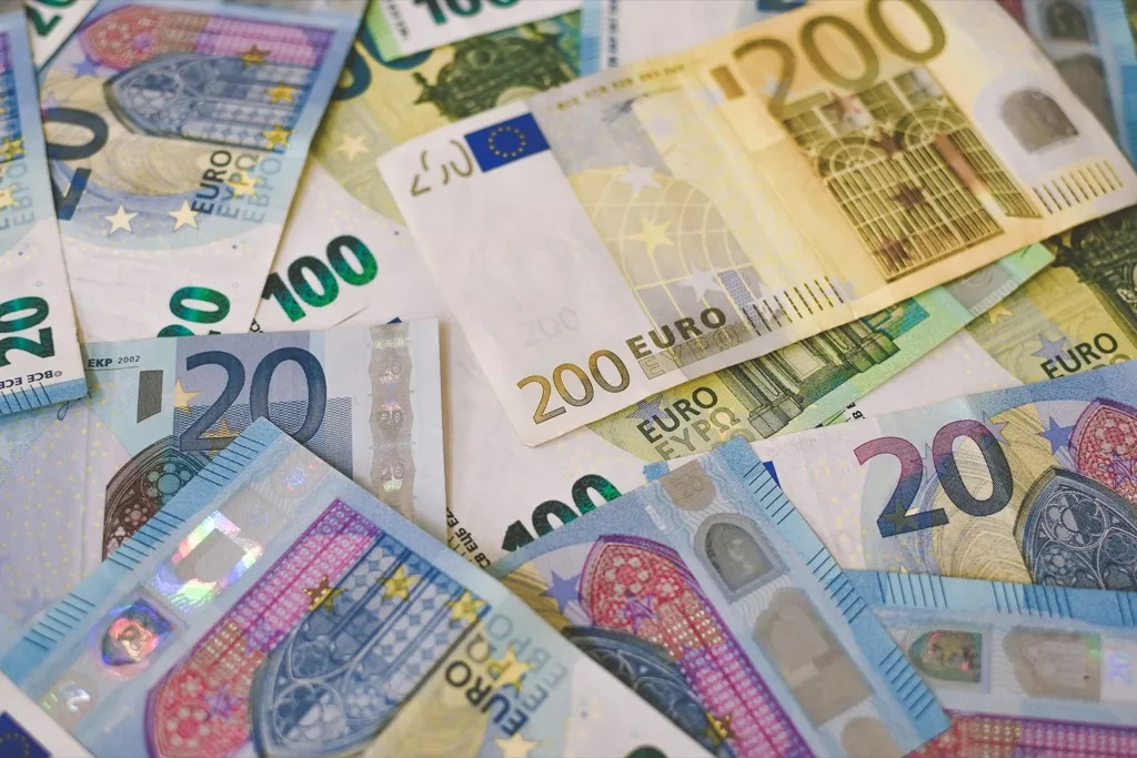 Euro banknotes from Italian bank accounts, the balances reportable on FinCEN Form 114